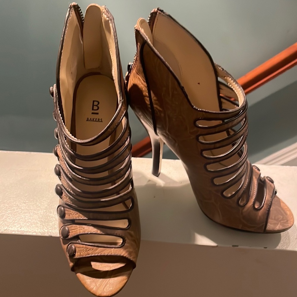 I bought this lovely heels from bakers.. bakers store are no longer around..